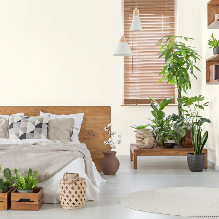Sypialnia z drewnianym łóżkiem i beżowymi tekstyliami w kolorze B01 naturalny